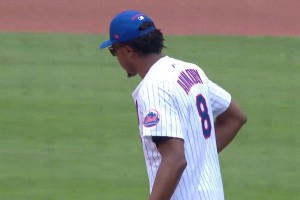 尼克斯球员OG-阿努诺比今日现身MLB赛场为纽约大都会开球！